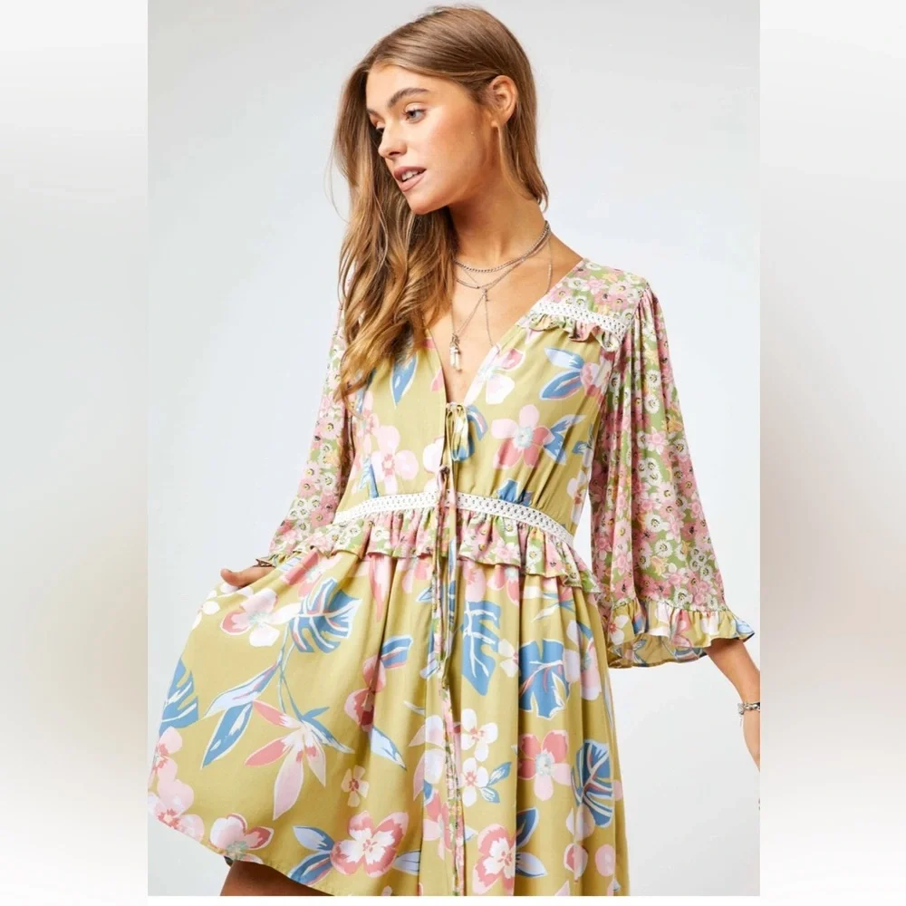 🧨 24. NWT Davi & Dani Mixed Floral Print Romper with Crochet Accents - Picture 2 of 10